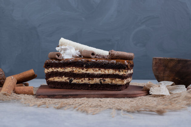 蛋糕在大理石桌上放一片带叶子的巧克力蛋糕高质量的照片面包房甜点切片