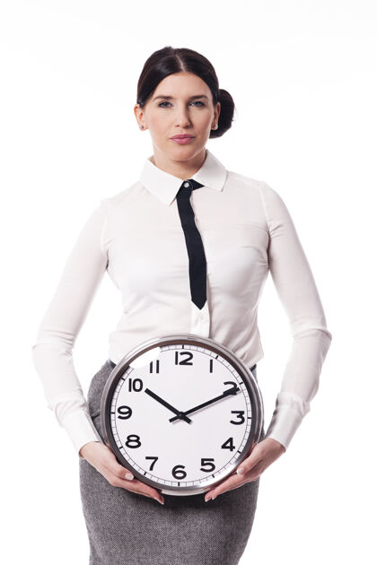 迷人的女性拿着钟的漂亮女商人手表检查时间钟表