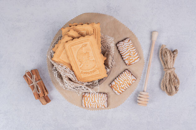 饼干一堆各种饼干和肉桂棒在灰色背景下高品质的照片甜点点心蜜匙