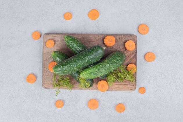 胡萝卜新鲜黄瓜和胡萝卜片在木板上高品质的照片可食用黄瓜蔬菜