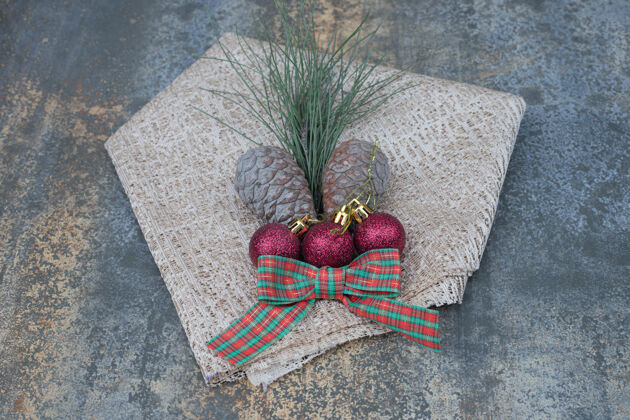 粗麻布各种圣诞装饰品和粗麻布大理石桌上高品质的照片闪亮装饰品草