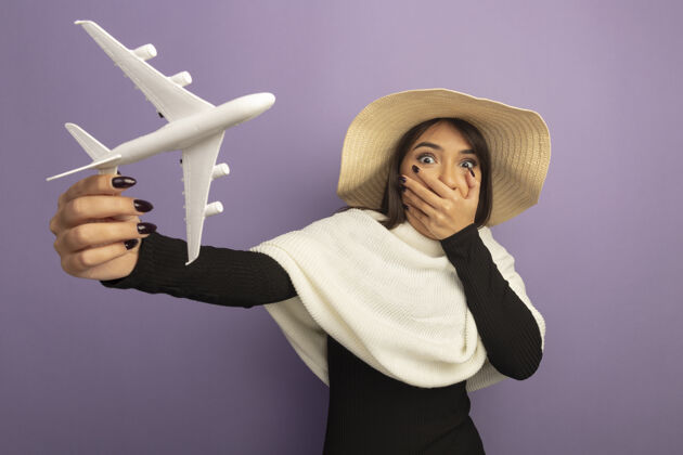 年轻人戴着白色围巾 戴着夏帽的年轻女子 展示玩具飞机被人用手捂住嘴巴夏天封面显示