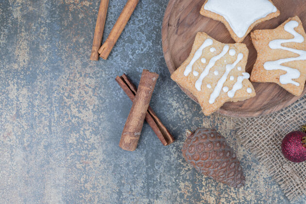 釉料星型姜饼饼干与圣诞球盘高品质的照片松果饼干闪闪发光