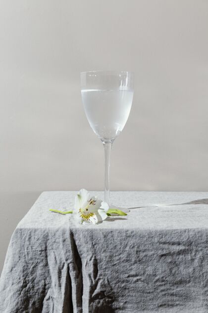 水桌上有一杯水和花杯子花液体