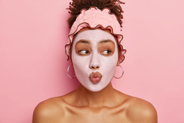 愈合日常护肤美丽的美国黑人女士保持嘴唇圆润 在脸上敷上滋养面膜 减少长粉刺的机会 从美容治疗中获得一点生活乐趣 改善皮肤健康人自然