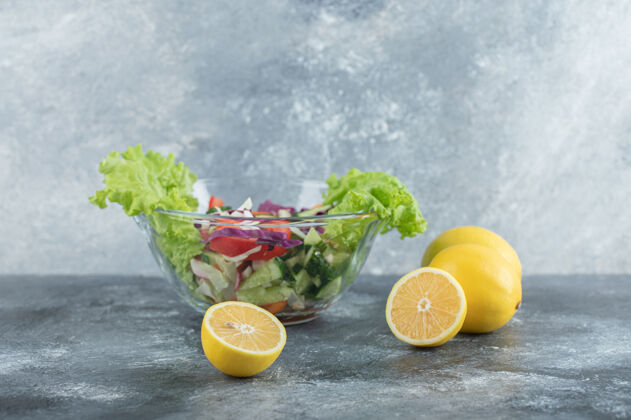 食物一盘蔬菜沙拉和柠檬高质量的照片蔬菜吃有机