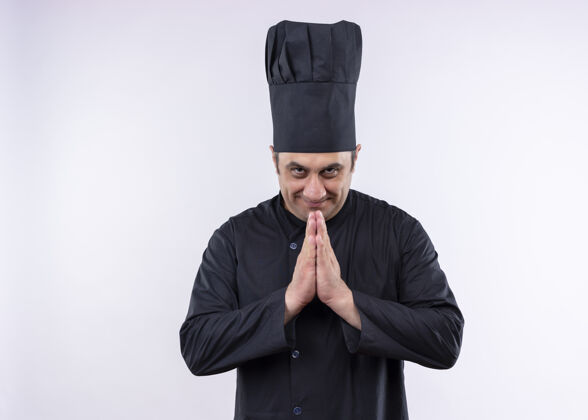 感情男厨师身穿黑色制服 头戴厨师帽 手牵着手 站在白色背景下 心怀感激制服帽子黑