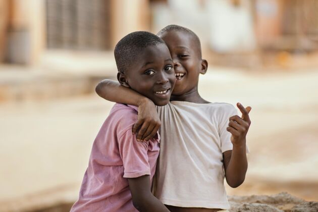 户外中枪男孩拥抱第三世界非洲生活方式