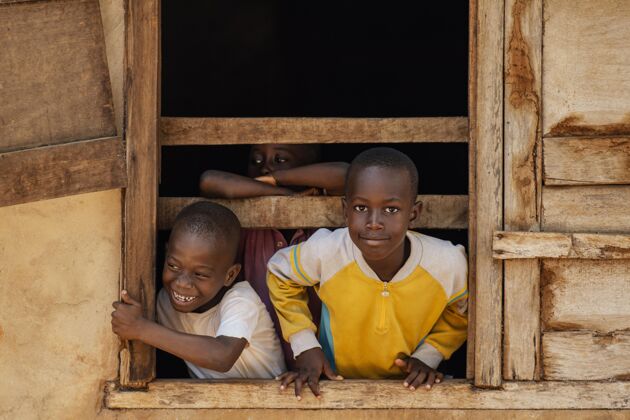 非洲中镜头笑脸孩子们一起摆姿势户外种族黑人