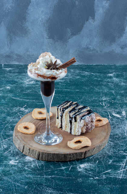 冷蓝色背景上的奶昔和蛋糕高品质照片混合蛋糕奶油