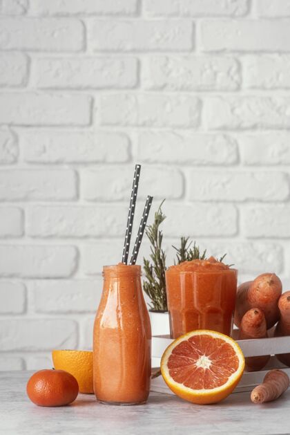 复制空间美味的葡萄柚饮料瓶子水果果汁