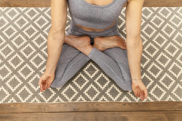 室内特写坐在瑜伽垫上的女人女士女士私人教练