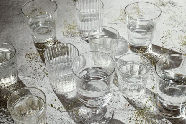杯子桌上放几杯水水影子桌子