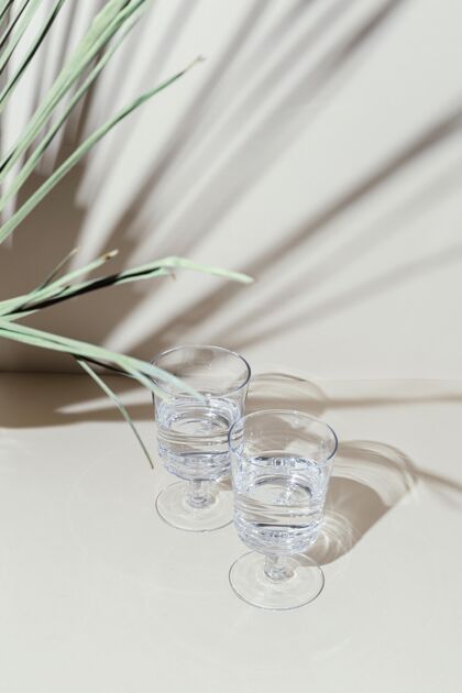 桌子桌上有水的玻璃杯一杯水饮料水
