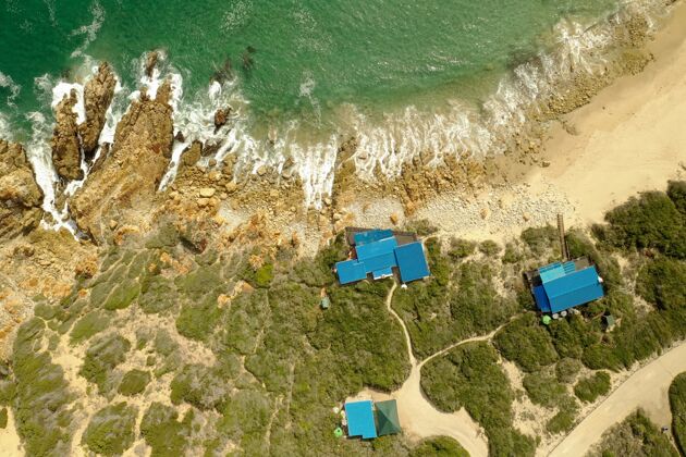 景观空中俯瞰拍摄的纯绿松石海水海岸和白天的小屋岛屿游泳浴室