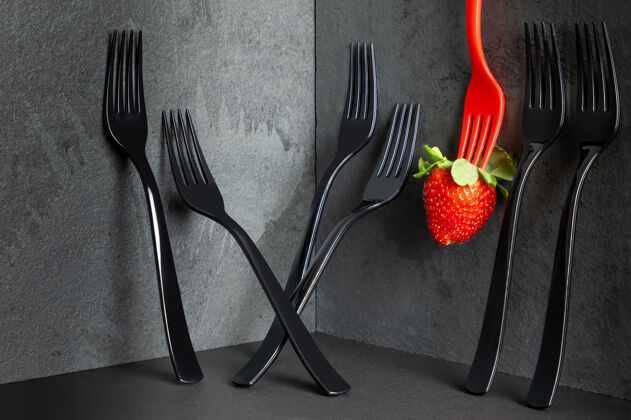 豪华简约优雅 黑色叉子和黑色桌上的草莓展示节日简约