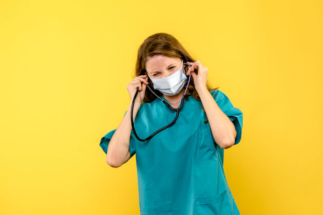 医疗器械正面图黄色地板上戴着面罩的女医生医院医护人员健康视图面罩