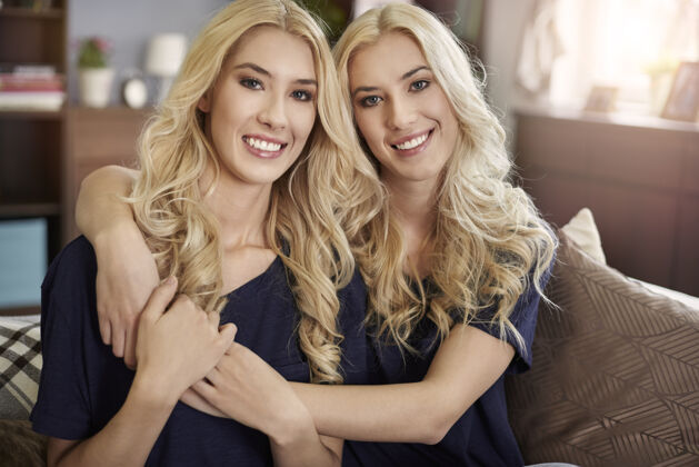 人际关系美丽的金发双胞胎的画像爱双胞胎卷发