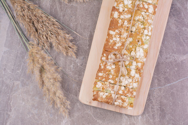 厨房把面包放在一个木盘子里 放在各种面粉里糕点面包房甜点