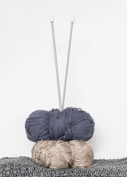 针织针织针和羊毛放在桌子上面料线羊毛