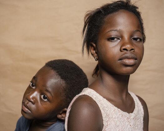 孩子年轻的非洲兄弟姐妹肖像兄弟姐妹男孩