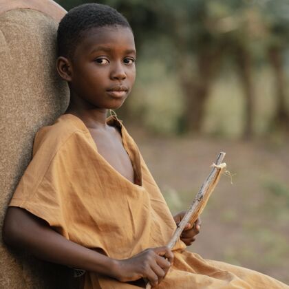 孩子有鼓棍的男孩非洲人肖像鼓棒