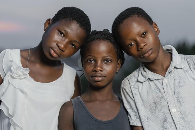 女孩非洲孩子们迎头站着孩子非洲人一起
