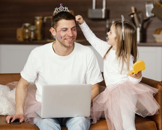 女儿笑眯眯的女儿在爸爸玩笔记本电脑的时候孩子全球男人