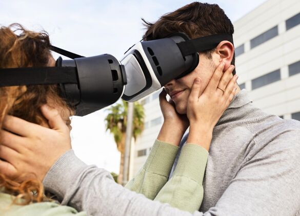 设备戴vr眼镜的浪漫情侣特写镜头未来虚拟现实眼镜小玩意