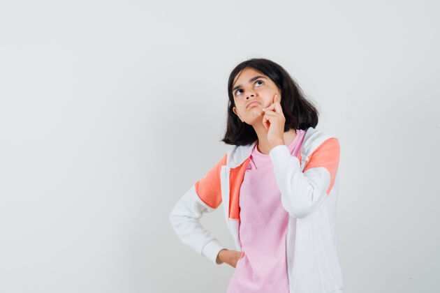 肖像穿着夹克衫 粉色衬衫的年轻女士抬头看了看 看上去很体贴欢呼夹克休闲