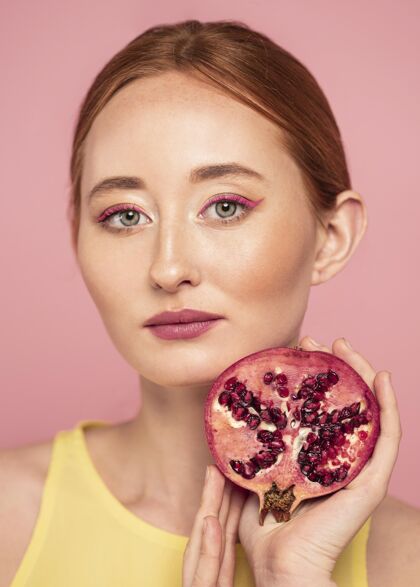 营养美丽的红发女子手持水果的画像美丽姿势食物
