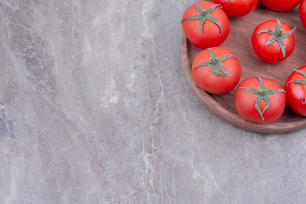 生物西红柿被隔离在大理石上的木盘里蔬菜清淡新鲜
