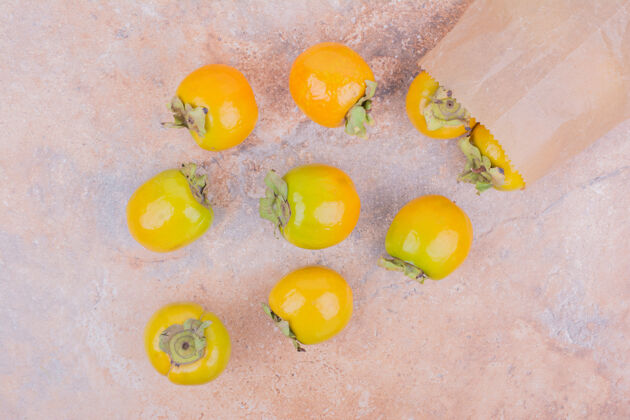 甜味黄色的李子枣放在粉红色的大理石上清淡热带新鲜