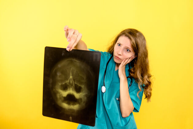 视图正面图黄色空间女医生拿着x光片病毒黄色肖像