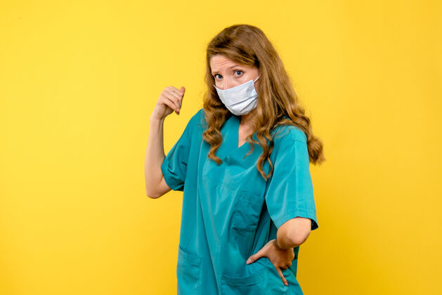 人正面图黄色空间上戴着无菌口罩的女医生医学一个女医生