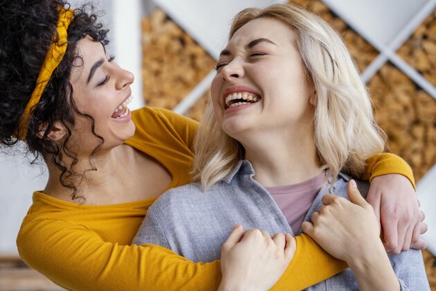 庆祝两个拥抱的女人一起笑横向快乐全球