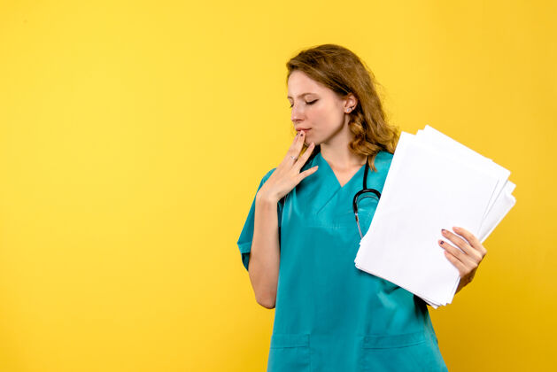 护士黄色空间里的女医生带着文件思考文件医院秘书