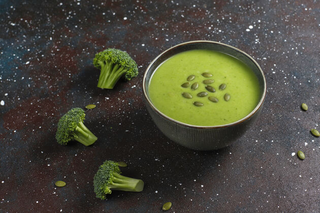 自制美味的绿色自制西兰花奶油汤汤碗蔬菜