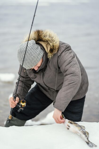 设备用鱼竿捕鱼的人钓鱼放松休闲