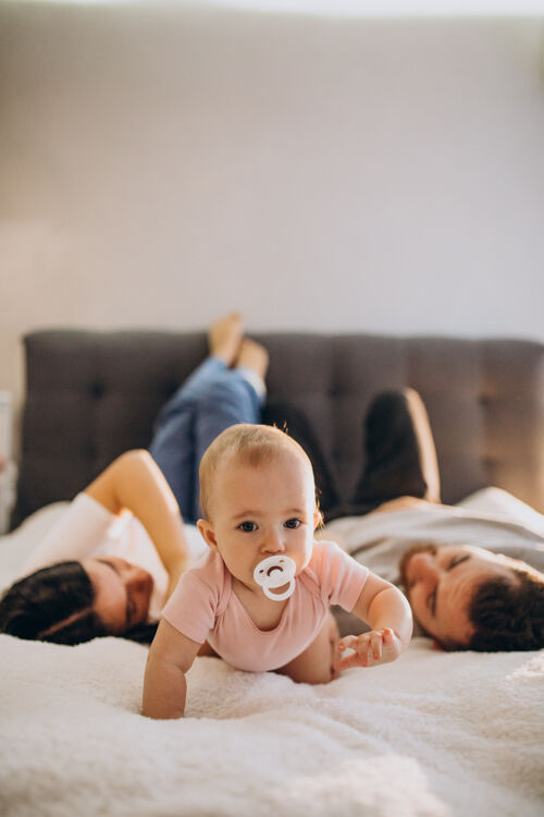 爱一家人带着小女儿一起躺在床上开心成人玩耍