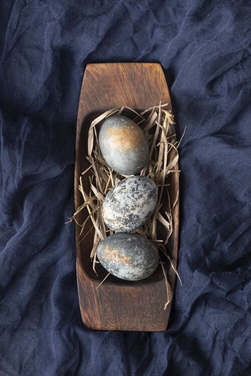 复活星期天把复活节彩蛋平放在木板和纺织品上复活节鸡蛋节日