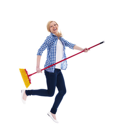 玩耍疯狂的女清洁工拿着扫帚飞玩耍迷人的女性欢笑