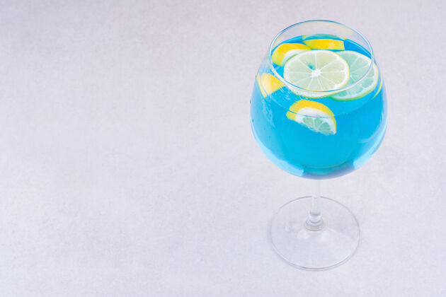 冷蓝色饮料 白色表面有柠檬片刷新酒吧极简
