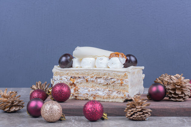糕点一片椰子蛋糕放在圣诞概念的木板上球健康喜悦