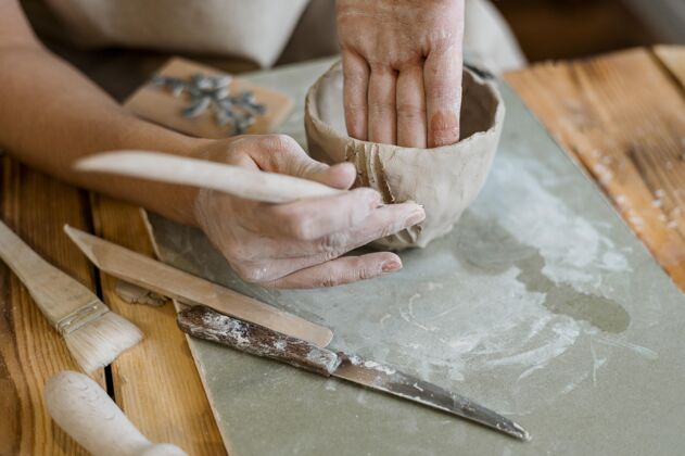 手工各种各样的陶器元素在作坊里创意工作场所陶工