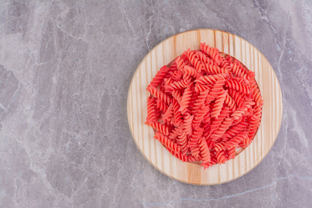 生物红色的意大利面放在大理石的木板上晚餐厨房传统