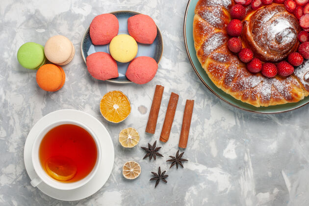 营养品俯瞰法国麦卡龙小蛋糕草莓派和一杯茶在白色表面蛋糕饼干糖甜派茶盘子膳食草莓