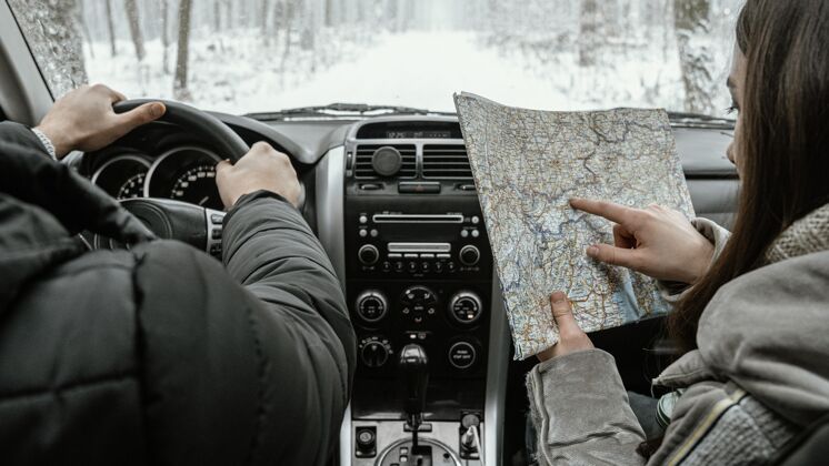 汽车一对夫妇在车上的后视图 而在一个公路旅行咨询地图地图户外水平