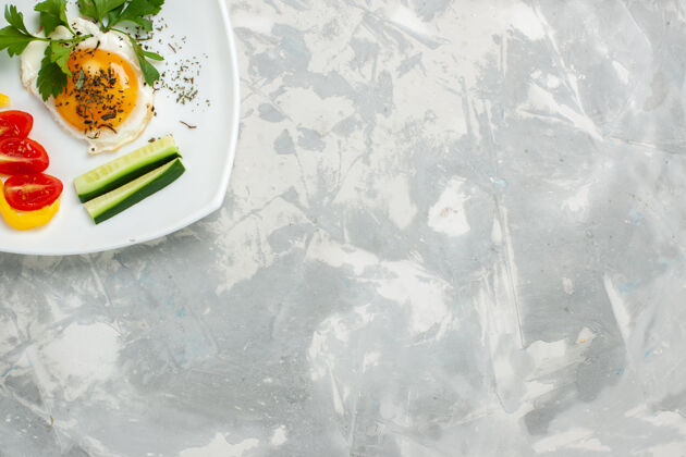 光顶视图板与食物蔬菜和绿色的浅白办公桌上蔬菜食物午餐彩色照片湿冷透明