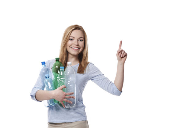 塑料一个女人拿着一堆塑料瓶指着复印空间环保活动家显示